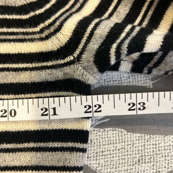 🖤”Lord & Taylor” Women’s Two-Ply 100% Cashmere Black/White/Gray Striped Sweater🩶 - Picture 7 of 10